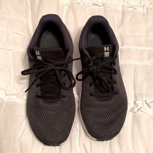 black under armuor womens shoes size 8.5. barely worn!